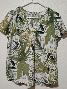 Women's Green Tropical Print Short-Sleeve V-Neck Top